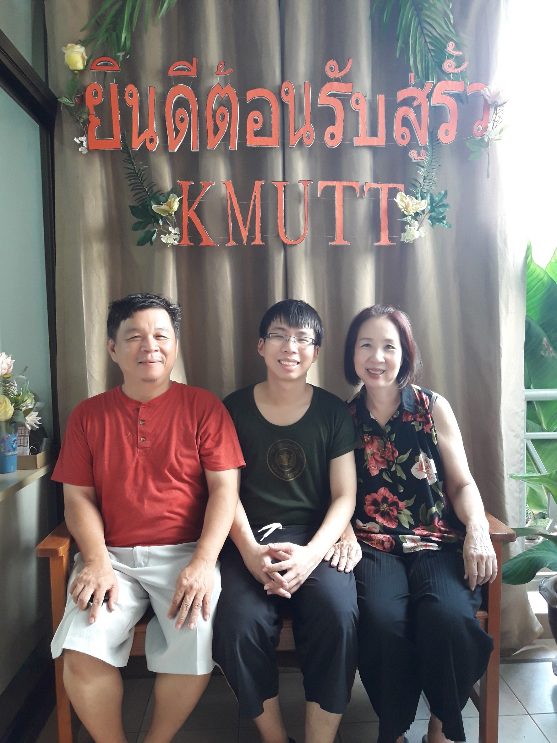 รูปคุณยศวัตและครอบครัว